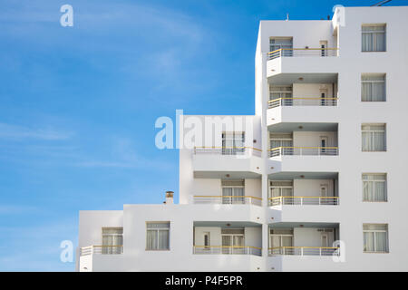 Architektonische Details eines zeitgenössischen weißes Gebäude an einem sonnigen Tag Stockfoto