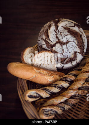 Blick von oben auf eine Vielzahl von Brot in einem Weidenkorb Stockfoto