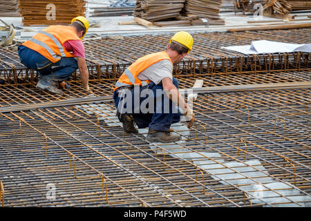 Ironworker Arbeitnehmer arbeiten an konkreten Verstärkungen an der Baustelle. Stärkung der Hüttenarbeiter. Stockfoto