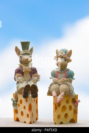 Süße Braut & Bräutigam Ornamente (Mäuse) als Hochzeitsgeschenk für die besondere Paar auf Ihren besonderen Tag gegeben; im Freien geschossen mit blauer Himmel & Fluffy Clouds. Stockfoto