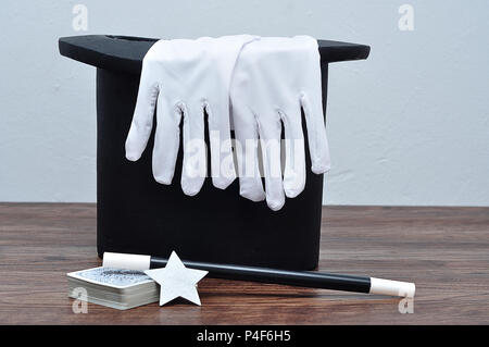 Ein Zauberer Hut mit ein Paar Handschuhe, ein Zauberstab, Karten und ein Star Stockfoto