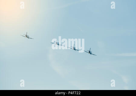 Serbische Militärflugzeuge G-4 Supergaleb in den Himmel. Vintage Style. Stockfoto