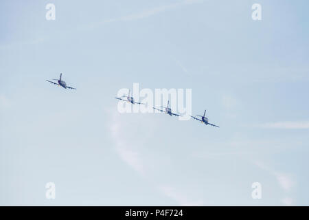 Serbische Militärflugzeuge G-4 Supergaleb in den Himmel. Vintage Style. Stockfoto