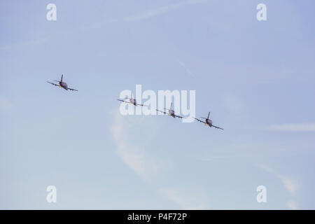 Serbische Militärflugzeuge G-4 Supergaleb in den Himmel. Vintage Style. Stockfoto