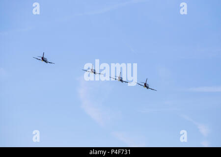 Serbische Militärflugzeuge G-4 Supergaleb in den Himmel. Stockfoto