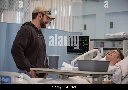 Original Filmtitel: AMERICAN SNIPER. Englischer Titel: AMERICAN SNIPER. Regisseur: Clint Eastwood. Jahr: 2014. Stars: JAKE MCDORMAN; Bradley Cooper. Credit: WARNER BROS. BILDER/Album Stockfoto