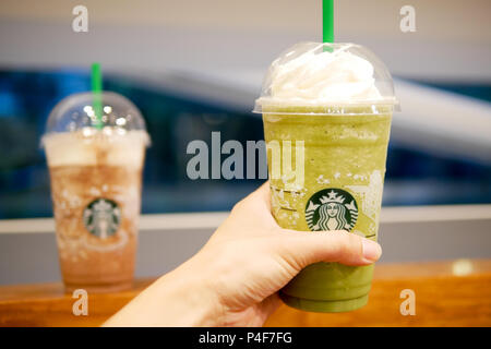BANGKOK, THAILAND - Dezember 5, 2017: Schokolade und grüner Tee frappe sind die beliebten Menü bei Starbucks King Power Duty Free in Rangnam Road. Stockfoto