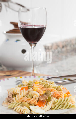 Bunte curly Makkaroni Salat mit Tomaten, surimi, Ei, Mais und Thunfisch Stockfoto