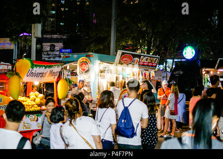 BANGKOK, THAILAND - Januar 6, 2018: Viele Touristen besuchen das Restaurant neben dem Platinum Fashion Mall Shopping Centre. Stockfoto