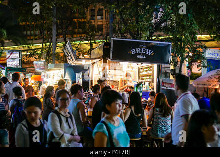 BANGKOK, THAILAND - Januar 6, 2018: Viele Touristen besuchen das Restaurant neben dem Platinum Fashion Mall Shopping Centre. Stockfoto