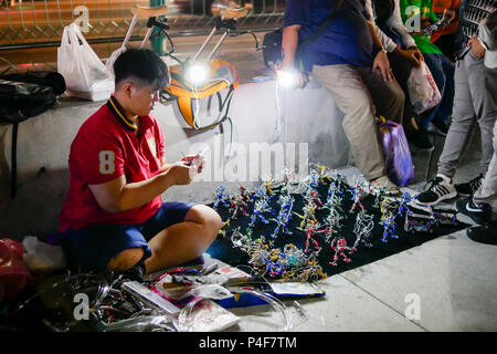 BANGKOK, THAILAND - Januar 6, 2018: Viele Touristen besuchen das Restaurant neben dem Platinum Fashion Mall Shopping Centre. Stockfoto
