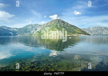 Panorama der Bucht von Kotor mit Berg Reflexionen und Risan Stadt und Perast Stadt in der Ferne. Stockfoto