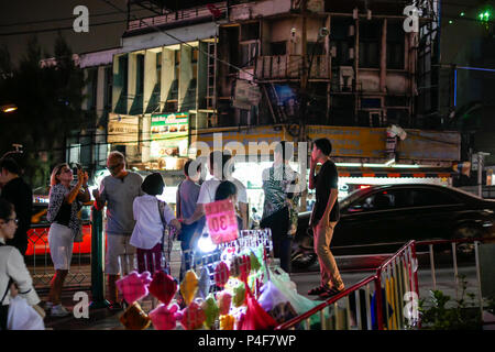 BANGKOK, THAILAND - Januar 6, 2018: Viele Touristen besuchen das Restaurant neben dem Platinum Fashion Mall Shopping Centre. Stockfoto