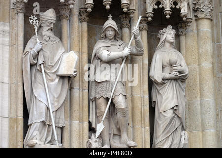 Statue der Heiligen Methodius, George und Barbara auf dem Portal der Kathedrale Maria Himmelfahrt geweiht Stockfoto