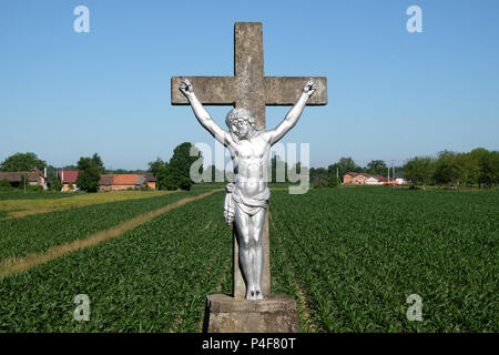 Katholische Bildstock mit Statue von Jesus auf dem Kreuz in Scitarjevo, Kroatien Stockfoto