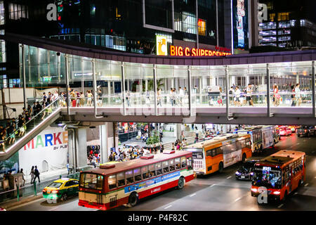 BANGKOK, THAILAND - Januar 6, 2018: Viele Leute sind zu Fuß auf die ratchaprasong Skywalk verbindet ein großes Einkaufszentrum in Bangkok, Tha Stockfoto