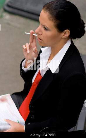 Portrait der Unternehmerin mit Zigarette Stockfoto