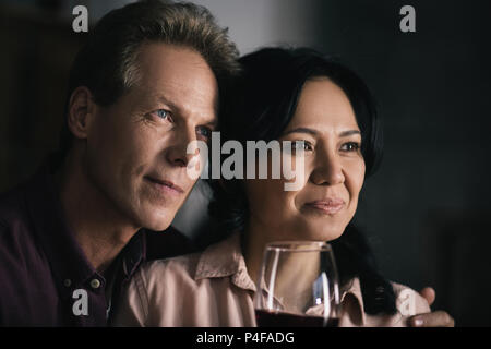 Close-up Portrait von schöne nachdenkliche multiethnischen Paar trinken Rotwein Stockfoto