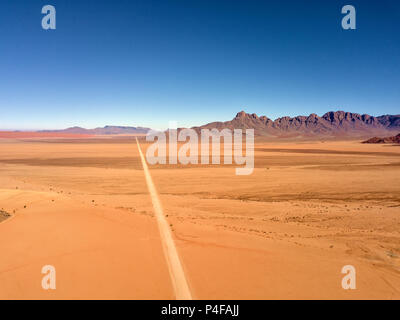 Desert Sand Dünen im südlichen Namibia im Januar 2018 getroffen Stockfoto