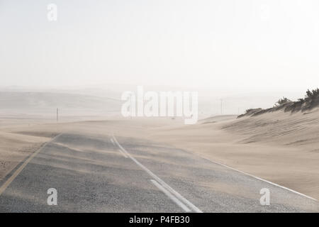 Sandsturm über einsame Wüste Straße im südlichen Namibia im Januar 2018 getroffen Stockfoto