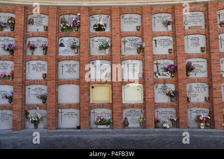 Mai 3, 2016 - Madrid, Spanien: Illustration Bild der Friedhof von La Almudena in Madrid. Mehrere Opfer eines Babys - Diebstahl, erklärte, dass sie erfuhren, dass ihre Kinder in diesem Friedhof begraben wurden, in der Erwägung, daß Sie tatsächlich entfernt wurden und zu den infertile Paare verkauft. Der Skandal der "bebes robados' (gestohlenes Babys") stammen aus der Zeit der spanische Diktator Francisco Franco, bei dem die Neugeborenen von einigen kommunistischen Gegner des Regimes oder unverheiratete Paare stillborn erklärt wurden, von ihren Müttern entfernt und durch Anhänger des Regimes angenommen. Ähnliche Diebstähle und Ille Stockfoto