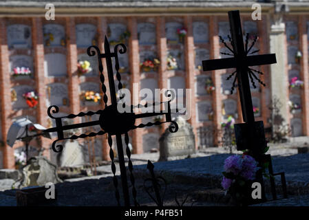 Mai 3, 2016 - Madrid, Spanien: Illustration Bild der Friedhof von La Almudena in Madrid. Mehrere Opfer eines Babys - Diebstahl, erklärte, dass sie erfuhren, dass ihre Kinder in diesem Friedhof begraben wurden, in der Erwägung, daß Sie tatsächlich entfernt wurden und zu den infertile Paare verkauft. Der Skandal der "bebes robados' (gestohlenes Babys") stammen aus der Zeit der spanische Diktator Francisco Franco, bei dem die Neugeborenen von einigen kommunistischen Gegner des Regimes oder unverheiratete Paare stillborn erklärt wurden, von ihren Müttern entfernt und durch Anhänger des Regimes angenommen. Ähnliche Diebstähle und Ille Stockfoto