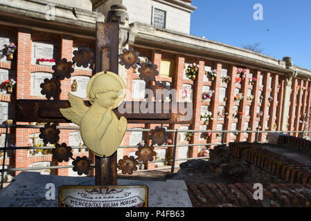 Mai 3, 2016 - Madrid, Spanien: Illustration Bild der Friedhof von La Almudena in Madrid. Mehrere Opfer eines Babys - Diebstahl, erklärte, dass sie erfuhren, dass ihre Kinder in diesem Friedhof begraben wurden, in der Erwägung, daß Sie tatsächlich entfernt wurden und zu den infertile Paare verkauft. Der Skandal der "bebes robados' (gestohlenes Babys") stammen aus der Zeit der spanische Diktator Francisco Franco, bei dem die Neugeborenen von einigen kommunistischen Gegner des Regimes oder unverheiratete Paare stillborn erklärt wurden, von ihren Müttern entfernt und durch Anhänger des Regimes angenommen. Ähnliche Diebstähle und Ille Stockfoto