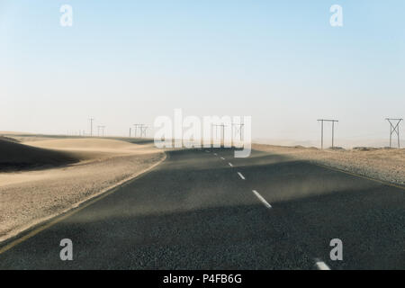 Sandsturm über einsame Wüste Straße im südlichen Namibia im Januar 2018 getroffen Stockfoto