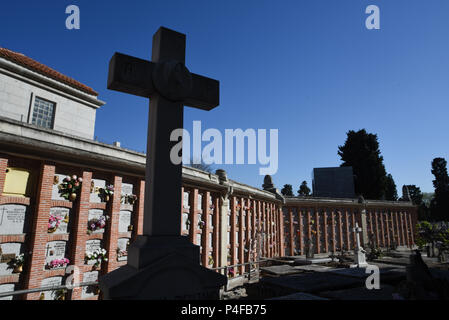 Mai 3, 2016 - Madrid, Spanien: Illustration Bild der Friedhof von La Almudena in Madrid. Mehrere Opfer eines Babys - Diebstahl, erklärte, dass sie erfuhren, dass ihre Kinder in diesem Friedhof begraben wurden, in der Erwägung, daß Sie tatsächlich entfernt wurden und zu den infertile Paare verkauft. Der Skandal der "bebes robados' (gestohlenes Babys") stammen aus der Zeit der spanische Diktator Francisco Franco, bei dem die Neugeborenen von einigen kommunistischen Gegner des Regimes oder unverheiratete Paare stillborn erklärt wurden, von ihren Müttern entfernt und durch Anhänger des Regimes angenommen. Ähnliche Diebstähle und Ille Stockfoto