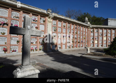 Mai 3, 2016 - Madrid, Spanien: Illustration Bild der Friedhof von La Almudena in Madrid. Mehrere Opfer eines Babys - Diebstahl, erklärte, dass sie erfuhren, dass ihre Kinder in diesem Friedhof begraben wurden, in der Erwägung, daß Sie tatsächlich entfernt wurden und zu den infertile Paare verkauft. Der Skandal der "bebes robados' (gestohlenes Babys") stammen aus der Zeit der spanische Diktator Francisco Franco, bei dem die Neugeborenen von einigen kommunistischen Gegner des Regimes oder unverheiratete Paare stillborn erklärt wurden, von ihren Müttern entfernt und durch Anhänger des Regimes angenommen. Ähnliche Diebstähle und Ille Stockfoto