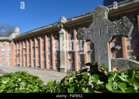 Mai 3, 2016 - Madrid, Spanien: Illustration Bild der Friedhof von La Almudena in Madrid. Mehrere Opfer eines Babys - Diebstahl, erklärte, dass sie erfuhren, dass ihre Kinder in diesem Friedhof begraben wurden, in der Erwägung, daß Sie tatsächlich entfernt wurden und zu den infertile Paare verkauft. Der Skandal der "bebes robados' (gestohlenes Babys") stammen aus der Zeit der spanische Diktator Francisco Franco, bei dem die Neugeborenen von einigen kommunistischen Gegner des Regimes oder unverheiratete Paare stillborn erklärt wurden, von ihren Müttern entfernt und durch Anhänger des Regimes angenommen. Ähnliche Diebstähle und Ille Stockfoto