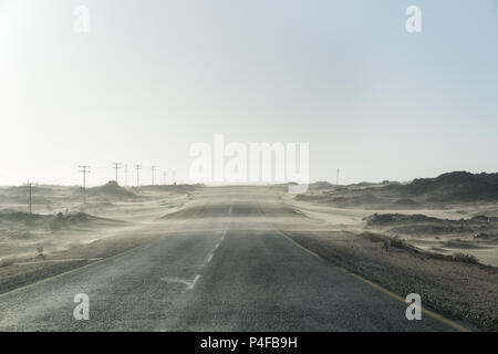 Sandsturm über einsame Wüste Straße im südlichen Namibia im Januar 2018 getroffen Stockfoto