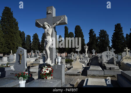 Mai 3, 2016 - Madrid, Spanien: Illustration Bild der Friedhof von La Almudena in Madrid. Mehrere Opfer eines Babys - Diebstahl, erklärte, dass sie erfuhren, dass ihre Kinder in diesem Friedhof begraben wurden, in der Erwägung, daß Sie tatsächlich entfernt wurden und zu den infertile Paare verkauft. Der Skandal der "bebes robados' (gestohlenes Babys") stammen aus der Zeit der spanische Diktator Francisco Franco, bei dem die Neugeborenen von einigen kommunistischen Gegner des Regimes oder unverheiratete Paare stillborn erklärt wurden, von ihren Müttern entfernt und durch Anhänger des Regimes angenommen. Ähnliche Diebstähle und Ille Stockfoto