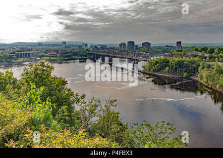 Anzeigen von Alexandra Bridge und dem Ottawa River, Ottawa, Kanada Stockfoto