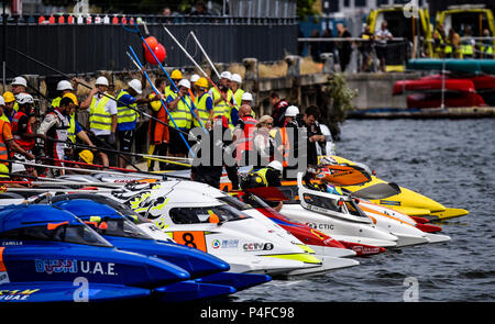 Schnellboote im Gussstück aus ponton für die F 1 H2O Formel 1 Motorboot Grand Prix in London am Royal Victoria Dock, Docklands, Newham, London, UK Stockfoto