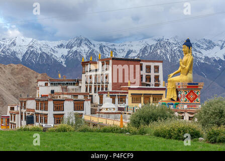 Die Statue des Maitreya in Likir Gompa (Kloster) in Ladakh, Indien Stockfoto