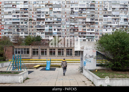 Sofia, Bulgarien, vorgefertigte Gebäude und Spielplatz Stockfoto