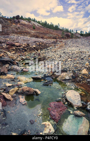 Acid grünes Wasser mit einem niedrigen PH-Wert den Berg hinunter in den alten Zaranda Mine, Spanien Stockfoto