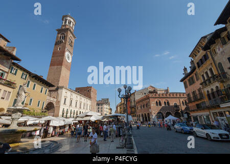 Verona, Italien - 26. Mai 2017: Wohnhäuser und Geschäfte an der Piazza Erbe in der italienischen Stadt Verona Stockfoto