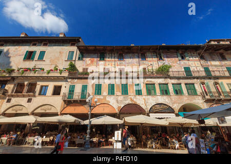 Verona, Italien - 26. Mai 2017: Wohnhäuser und Geschäfte an der Piazza Erbe in der italienischen Stadt Verona Stockfoto