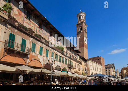 Verona, Italien - 26. Mai 2017: Wohnhäuser und Geschäfte an der Piazza Erbe in der italienischen Stadt Verona Stockfoto