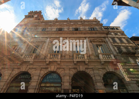 Verona, Italien - 26. Mai 2017: Schönes Wohnhaus an der Piazza Erbe in der italienischen Stadt Verona mit Sonnenstrahlen Stockfoto