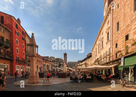 Verona, Italien - 26. Mai 2017: Wohnhäuser und Geschäfte an der Piazza Erbe in der italienischen Stadt Verona Stockfoto