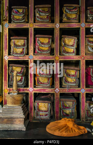 Folios des alten Handschriften in der Bibliothek des Stakna gompa tibetisch-buddhistischen Kloster in Ladakh, Indien Stockfoto