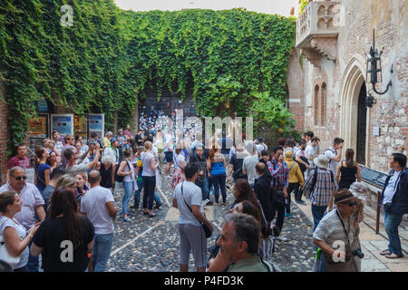 Verona, Italien - 26. Mai 2017: Gekräht Terrasse voller Touristen, die Statue unter den berühmten Balkon von Julias Haus Stockfoto