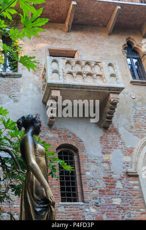 Verona, Italien - 26. Mai 2017: Statue und Balkon an Julias Haus sind ein Wahrzeichen und Touristenattraktion in Verona, Italien Stockfoto