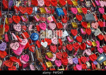 Verona, Italien - 26. Mai 2017: Liebe Vorhängeschlösser und Schlösser Casa di Giulietta vor Julias Balkon als Beweis ihrer Gefühle Stockfoto