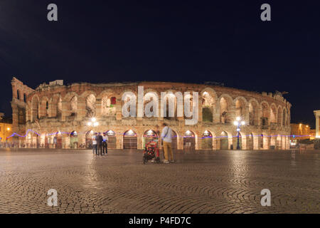 Verona, Italien - 26. Mai 2017: Außenansicht der Arena di Verona an der Piazza Bra, einer alten römischen Amphitheater (Arena di Verona) Stockfoto