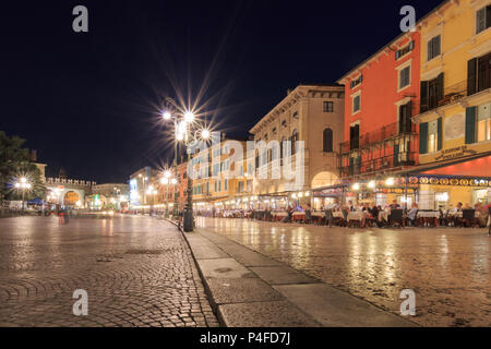 Verona, Italien - 26. Mai 2017: schöne Piazza Bra neben der Arena im Zentrum von Verona, Italien bei Nacht Stockfoto