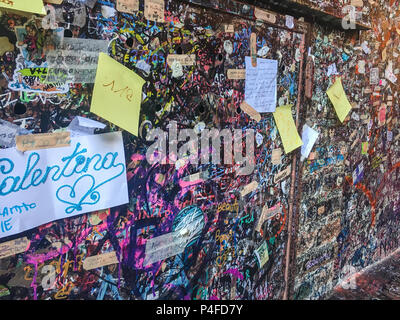 Verona, Italien - 26. Mai 2017: Briefe und Liebesbriefe an der Wand in der Passage zu Julias Haus in Verona, Italien Stockfoto
